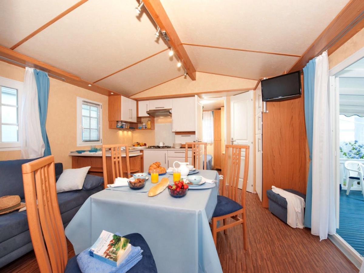 Holiday Home Maxi Caravan Comfort By Interhome Baia Domizia Exterior foto